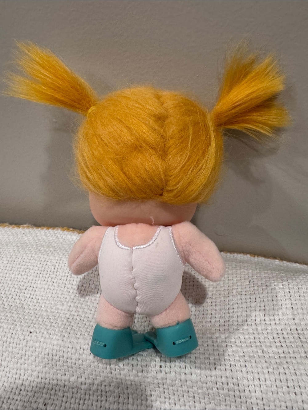POPMART - Crybaby - Vacation Series Plush Keyring - Picture 2 of 4